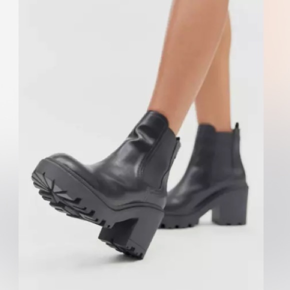 UO Chloe Chelsea Boot - Picture 2 of 9